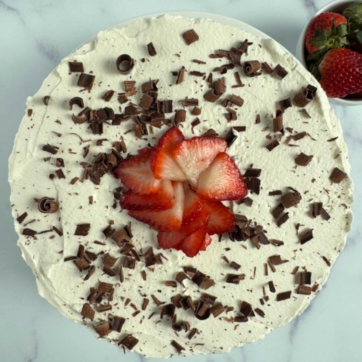 A picture of the finished chocolate mousse cheesecake and some strawberries.